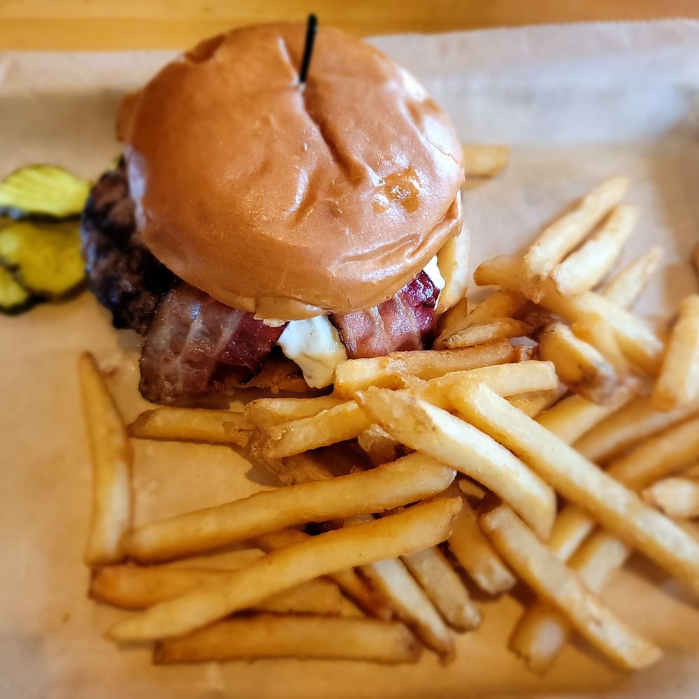 Alisson's Restaurant - Gouda cheeseburger... wife said ... 'okay'. - Seafood Near Me - Kennebunkport, Maine