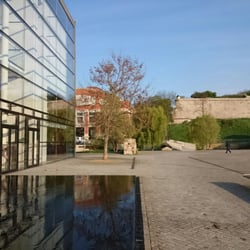 Theaterplatz und Stadtmauer - Theater mit Wasserspiel, altem Heizwerk und Blick zur Martinsbastion