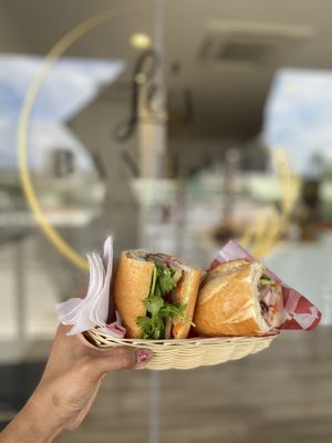 Le’s Banh Mi by null