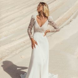 Caroline Takvorian - Créatrice de robes de mariée à Lyon - Robe de mariée intemporelle Alhena en dentelle de Calais et soie. Découvrez la dans la boutique de la créatrice de robe de mariée à Lyon