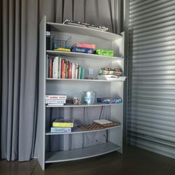 Kafé Frilagret - Some board games and books