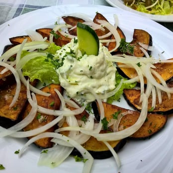Mykonos - Vorspeise: Gebratene Auberginen mit Zwiebeln und Tzatziki. - Greek Near Me - Offenbach, HE