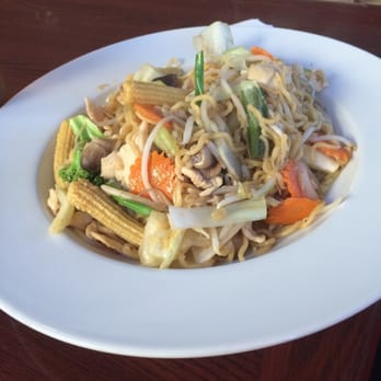 Aura Thai - Chow mein w/ chicken - Thai Near Me - Long Beach, California