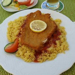 Nudelladen - Schnitzel auf Spirelli und Tomatensauce