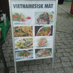 Vietnamesisk matstand på Youngstorget - The menu. They do not carry all the dishes on it, and the dishes look far from this. But still, look at those prices!