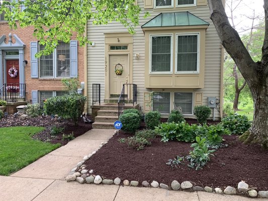 Yard clean up. - Weeding, trimming, edging, & mulch. Yard clean up. - Weeding, trimming, edging, & mulch.