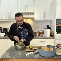 The Anthony´s Cuisine - Making guacamole