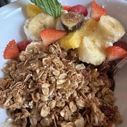 Race Brook Lodge - Granola and yogurt