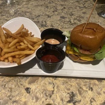 Trumbull Marriott Shelton - Trumbull burger and fries - Hotels Near Me - Trumbull, Connecticut