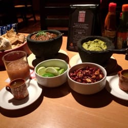 Camino Real - Maria Bonita Restaurant: guacamole, salsa, garlic peanuts, chips
