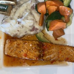 4 Brothers Bar & Grill - Salmon with mashed potatoes and seasonal vegetables
