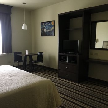 Hotel Alameda Express - TV, drawers, safe, desk and chairs - Hotels Near Me - Matamoros, TAM