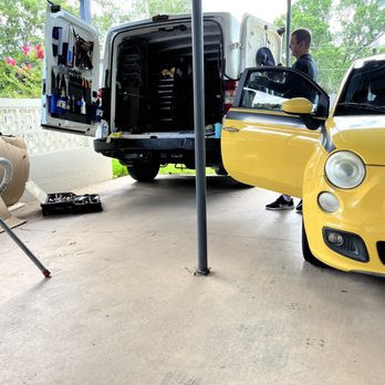 Stat Auto Glass - Finishing up replacement - Auto Glass Services Near Me - Altamonte Springs, Florida Stat Auto Glass - Finishing up replacement - Auto Glass Services Near Me - Altamonte Springs, Florida