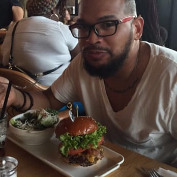 Earls Kitchen + Bar - Huge burger but mostly lettuce and tomatoes - New American Near Me - Miami, Florida Earls Kitchen + Bar - Huge burger but mostly lettuce and tomatoes - New American Near Me - Miami, Florida
