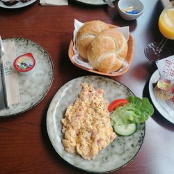 De Vico Eiscafe - Frühstück Nr. 4,Rührei mit 2 Brötchen,Osaft, Butter und Marmelade.