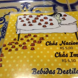 Martinica Café - Detalhe fofo do cardápio e mesa de azulejo