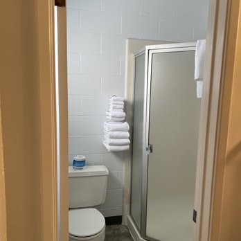 Big Pine Motel - Bathroom - Hotels Near Me - Big Pine, California