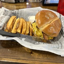 Louie's Bar & Grill - Hangover burger