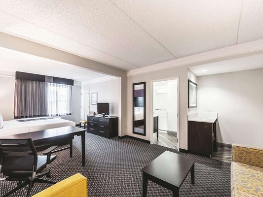 La Quinta Inn & Suites by Wyndham San Antonio Downtown by null