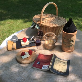 Hickory Hideaway - Picnics are for the young at heart ! - Guest Houses Near Me - Shannon, Illinois