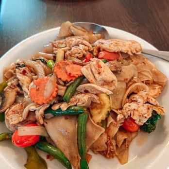 Royal Thai Bistro - Thai Near Me - Tacoma, Washington