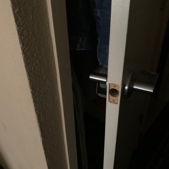 Fairfield by Marriott Inn & Suites Washington, DC/Downtown - Broken closet door - Hotels Near Me - Washington, DC, District of Columbia