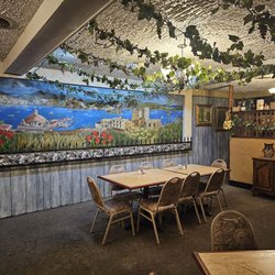 Mama Leone's Italian Restaurant - Dining room