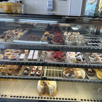 Moises Bakery - Cakes and Pastries - Bakeries Near Me - Miami Beach, Florida