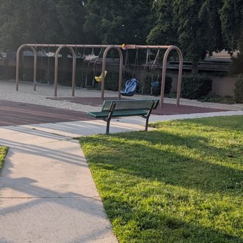 Los Altos Park - Swings out in the distance - Parks Near Me - Long Beach, California Los Altos Park - Swings out in the distance - Parks Near Me - Long Beach, California