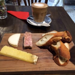 C'est Fromage - Un selection du charcuterie et du fromagerie