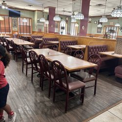 Gus' House Of Pizza - Dining area