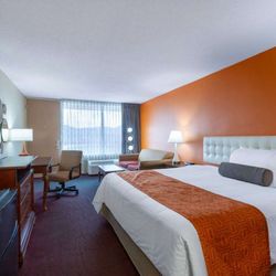 Howard Johnson Hotel & Conference Center by Wyndham Salem - Guest room