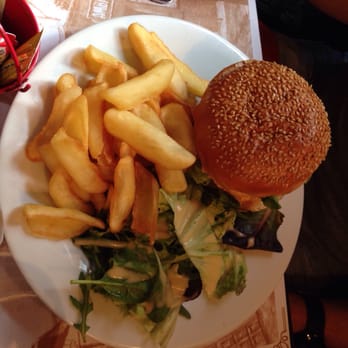 Le Consulat - Cheeseburger and frites, special of game day - French Near Me - Paris, 75 Le Consulat - Cheeseburger and frites, special of game day - French Near Me - Paris, 75