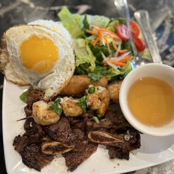 Viet'S Phoody - Rice, beef short ribs, grilled shrimps, crispy egg rolls, runny egg. - Vietnamese Near Me - Renton, Washington Viet'S Phoody - Rice, beef short ribs, grilled shrimps, crispy egg rolls, runny egg. - Vietnamese Near Me - Renton, Washington