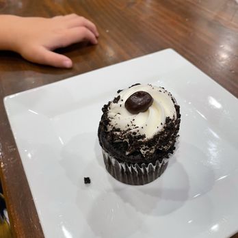 Decadent A Coffee and Dessert Bar - Oreo cupcake - Wine Bars Near Me - Fulton, Maryland
