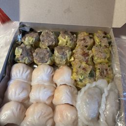 Half moon, shrimp dumping, pork hash, mochi rice hash Half moon, shrimp dumping, pork hash, mochi rice hash