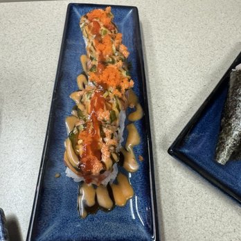 Sakura Sushi House - Spicy salmon roll - Sushi Bars Near Me - Willows, California