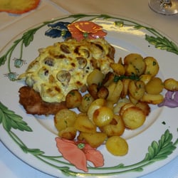 Grüner Baum - Schweineschnitzel mit Champignon, Trauben & Souce Bernaise überbacken; dazu gab es Bratkartoffeln