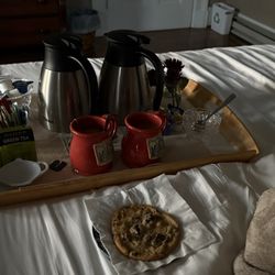 South Court Inn - Morning coffee and tea tray with a cookie
