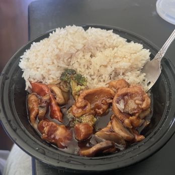 Hua Yang - Chicken with Mixed Vegetables. Lunch menu portion $10 with choice of soup. (Egg drop, Sweet & Sour or Wonton). - Chinese Near Me - Plymouth, Minnesota