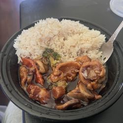 Hua Yang - Chicken with Mixed Vegetables. Lunch menu portion $10 with choice of soup. (Egg drop, Sweet & Sour or Wonton).