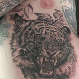 Fresh tiger head tattoo from Kari, I love it! Fresh tiger head tattoo from Kari, I love it!