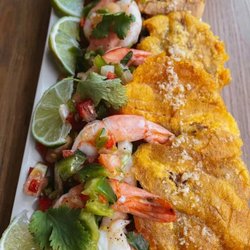Camarones con Tostones / Shrimp with Fried Plantains