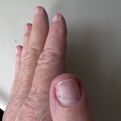Peace Nails - Very bad manicure!!