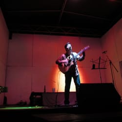 DeLorean Bar - David Aguilar en el escenario.