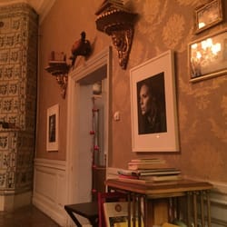 Häringe slott - Blandat med moderna fotografier och fasaner på väggarna.