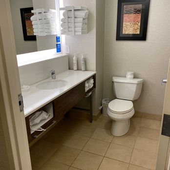 Hampton Inn & Suites Plattsburgh - Hotels Near Me - Plattsburgh, New York