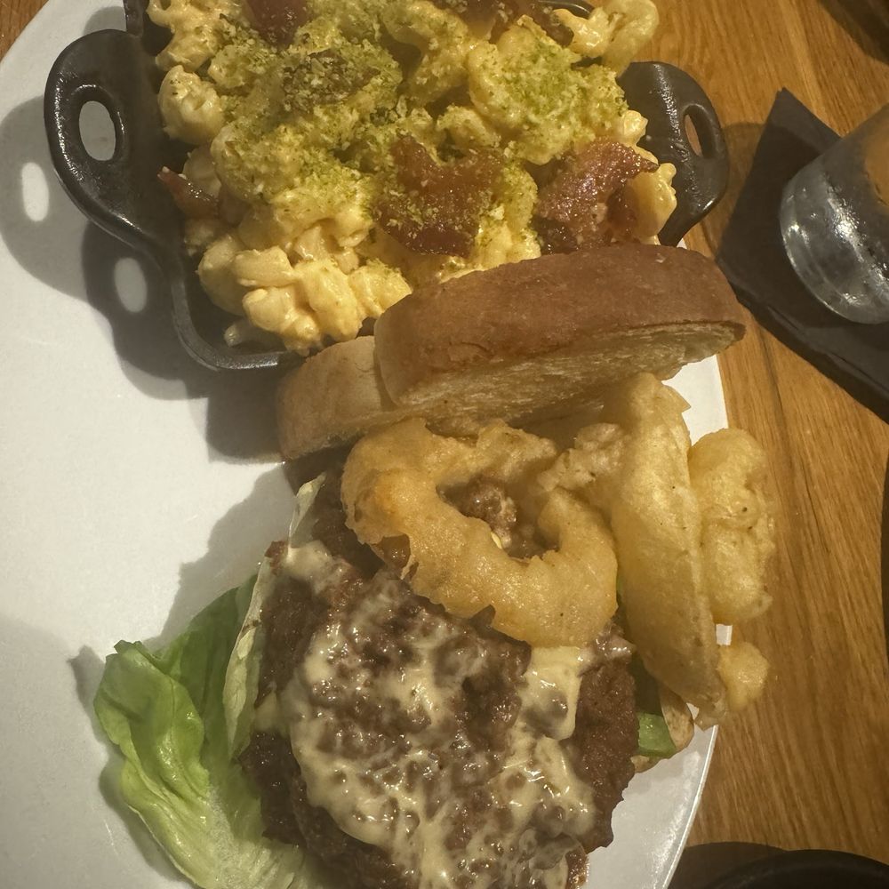 Bigfire - Elk sloppy Joe with bacon Mac and cheese - American Near Me - Orlando, Florida Bigfire - Elk sloppy Joe with bacon Mac and cheese - American Near Me - Orlando, Florida