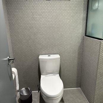 FOUND:RE Phoenix - bathroom - Hotels Near Me - Phoenix, Arizona