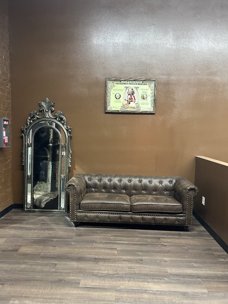 Gentlemens Club Barbershop Logo